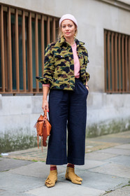 beige hat, beige shoes, blue pants, brown bag, camel bag, camo jacket, camouflage, fashion week, frenchystyle, full length, fur jacket, FW, green fur, green jacket, jonathan paciullo, jw anderson, leather bag, leather shoes, LFW, loewe, LONDON, pink t shirt, printed jacket, SPRING SUMMER 2018, SS 18, street style, suede shoes, trousers, vertical