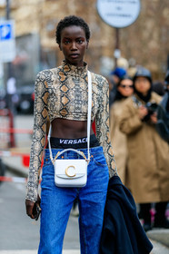 animal print, beige top, blue denim, chloé, crop top, denim pants, jeans, leather bag, model, short hair, snake print, trousers, versace, white bag, PARIS, PFW, street style, jonathan paciullo, FW, frenchystyle, fashion week, AUTUMN WINTER 2019-2020, AW 19-20, FALL WINTER 2019-2020, FW 19-20, vertical, atmosphere details, detail