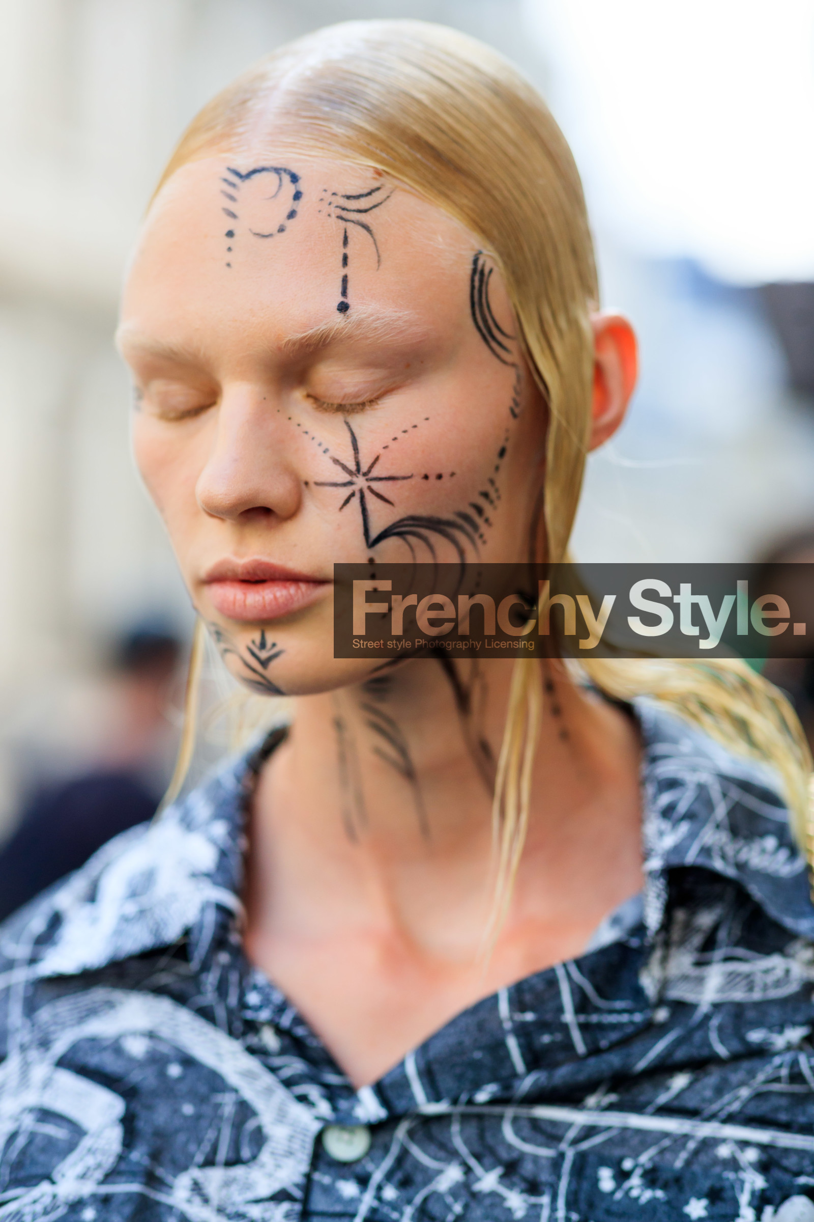 haircut, hair details, make up, make up details, tatoo, tatoo all over, tatoo detail, close up detail, grey shirt, printed shirt, fashion week, frenchystyle, FW, jonathan paciullo, street style, PFW, PARIS, AUTUMN WINTER 2021-2022, FALL WINTER 2021-2022, FW 21-22, vertical, atmosphere details, detail, portrait, model