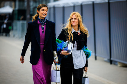 purple dress, lila dress, midi dress, black blazer, chanel, chanel oin, tweed shirt, striped shirt, short jacket, furry sleeves, blue sleeves, silver bag, chanel bag, black trousers, paper bag, fashion week, frenchystyle, FW, jonathan paciullo, street style, PARIS, PFW, SPRING SUMMER 2022, SS 22, atmosphere details, detail, horizontal, blanca miro scrimieri