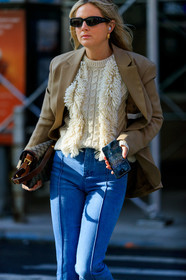 beige jacket, white pullover, fringe pullover, blue jeans, flare jeans, airpod, gucci bag, beige bag, brown leather bag, monogrammed bag, black sunglasses, small sunglasses, fashion week, frenchystyle, FW, jonathan paciullo, street style, FALL WINTER 2020-2021, AUTUMN WINTER 2020-2021, FW 20-21, vertical, atmosphere details, detail, NYFW, NEW YORK