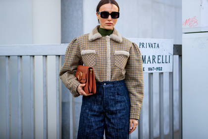 mary leest, checked coat, fur coat, houndstooth printed coat, beige coat, kaki coat, kaki pullover, turtleneck pullover, black sunglasses, square shape glasses, blue bermuda shorts, denim, denim bermuda shorts, camel leather clutch, fashion week, frenchystyle, FW, jonathan paciullo, street style, MFW, MILAN, AUTUMN WINTER 2020-2021, FALL WINTER 2020-2021, FW 20-21, horizontal, atmosphere details, detail