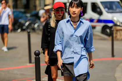 atmosphere details, blue shirt, choker, detail, earrings, fashion week, frenchystyle, FW, horizontal, jonathan paciullo, MENSWEAR, necklace, PARIS, PFW, plaid, printed skirt, SPRING SUMMER 2018, SS 18, street style, tartan