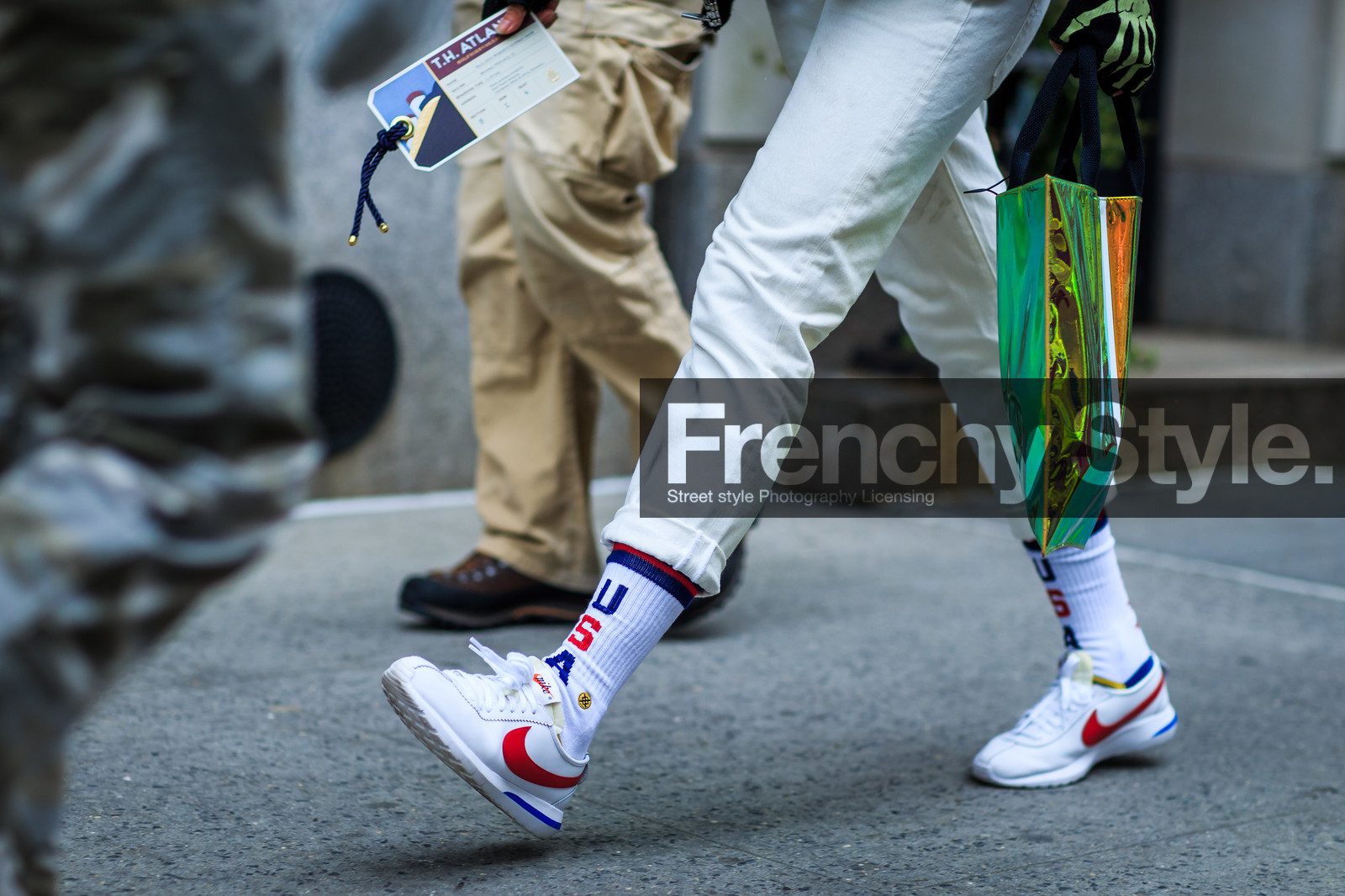 atmosphere details, AUTUMN WINTER 2016-2017, AW 16-17, denim pants, detail, fashion week, frenchystyle, FW, FW 16-17, green bag, high socks, horizontal, jeans, jonathan paciullo, metallic bag, NEW YORK, nike, NYFW, street style, trousers, white denim, white sneakers, white socks, woman