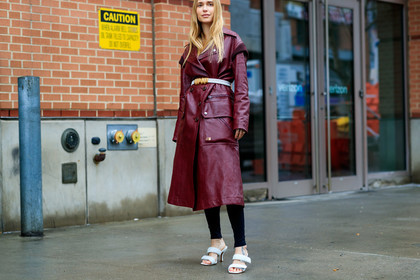 pernille teisbaek, burgundy leather jacket, burgundy leather trenchcoat, burgundy leather perfecto, belted jacket, belted trench coat, white leather belt, white leather sandals, white leather slippers, kitten heels sandals, kitten heels slippers, golden buckle belt, coach coat, fashion week, frenchystyle, FW, jonathan paciullo, street style, NYFW, NEW YORK, AUTUMN WINTER 2020-2021, FALL WINTER 2020-2021, FW 20-21, horizontal, atmosphere details, full length