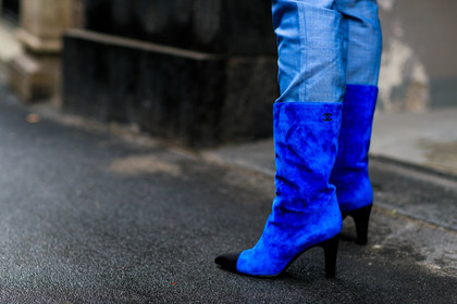 blue boots, blue pants, chanel, high heels, leather shoes, suede shoes, trousers, fashion week, frenchystyle, FW, jonathan paciullo, street style, MFW, MILAN, AUTUMN WINTER 2018-2019, FALL WINTER 2018-2019, FW 18-19, horizontal, atmosphere details, erika boldrin