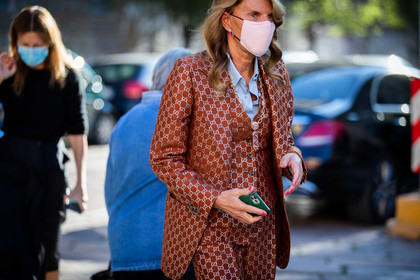 gucci jacket, gucci pants, gucci total look, gucci suits, three pieces suits, sleeveless jacket, monogrammed jacket, monogrammed pants, monogrammed suits, brown jacket, brown pants, brown suits, sparkling pants, sparkling suits, sparkling jacket, light blue shirt, anna dello russo, street style, jonathan paciullo, FW, frenchystyle, fashion week, MFW, MILAN, SPRING SUMMER 2021, SS 21, horizontal, atmosphere details, detail