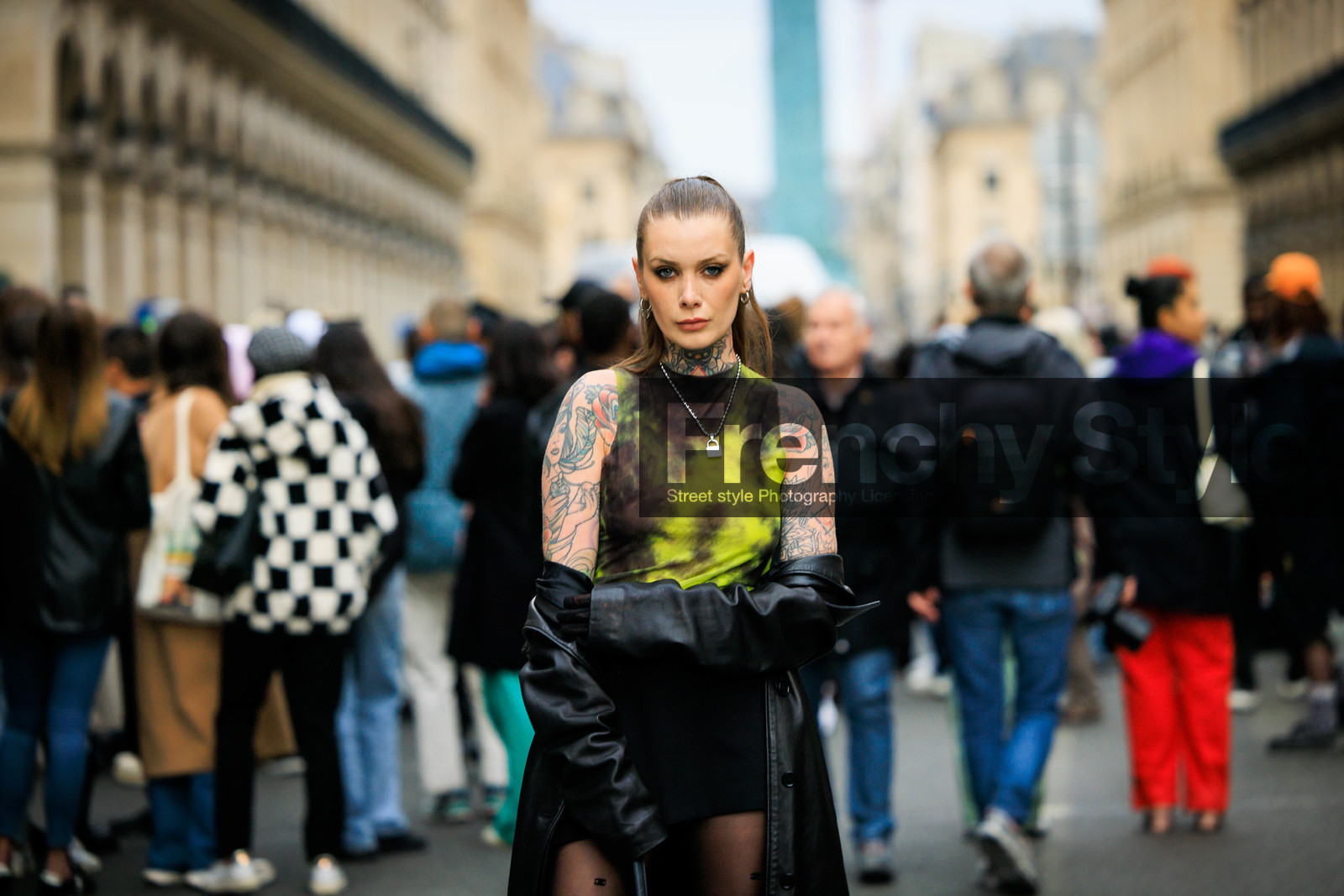 tatoos, tie dye tanktop, loop earrings, pony tail, mini skirt, black jacket, leather jacket, silver necklace, lock pendant necklace, fashion week, frenchystyle, FW, jonathan paciullo, street style, AUTUMN WINTER 2022-2023, FALL WINTER 2022_2023, FW 22-23, PFW, PARIS, horizontal, atmosphere details, detail