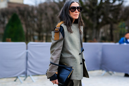 atmosphere details, AUTUMN WINTER 2017-2018, AW 17-18, black bag, detail, FALL WINTER 2017-2018, fashion week, frenchystyle, FW, FW 17-18, graphic jacket, grey jacket, horizontal, jonathan paciullo, leather bag, PARIS, PFW, street style, sunglasses, Véronique Tristram