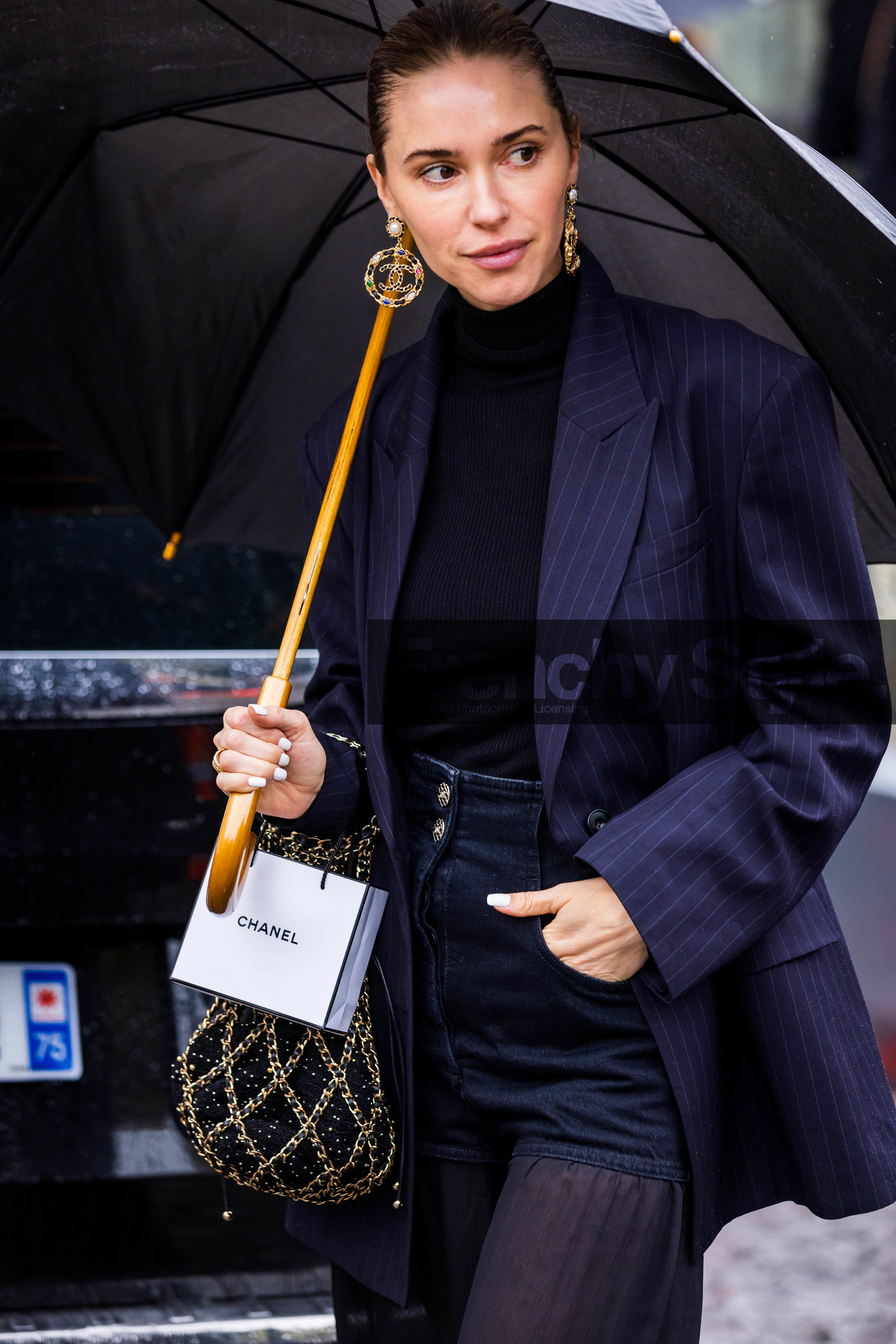 bag, black pants, black turtleneck, blazer, chanel bag, denim short, earrings, fishnet bag, flare pants, gold earrings, large pants, loafers, mocassins, navy blazer, oversize pants, pants, Pernille Teisbaek, short, striped blazer, stripes, transparent, turtleneck, fashion week, frenchystyle, FW, jonathan paciullo, street style, PFW, PARIS, SPRING SUMMER 2022, SS 22, vertical, atmosphere details