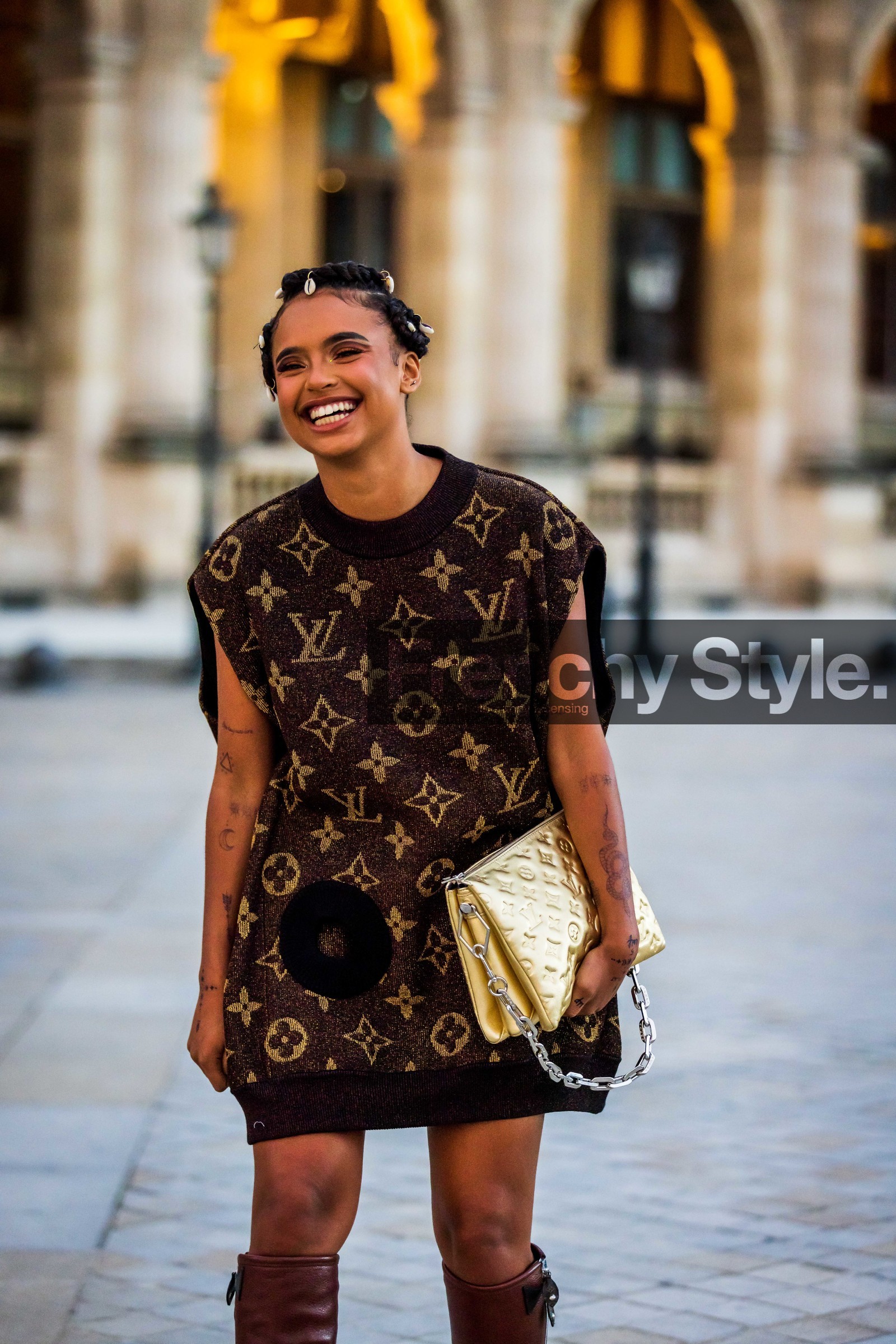 bag, boots, brown boots, brown dress, dress, gold bag, leather bag, leather boots, logo print, louis vuitton look, Paola Locatelli, fashion week, frenchystyle, FW, jonathan paciullo, street style, PFW, PARIS, SPRING SUMMER 2022, SS 22, vertical, atmosphere details