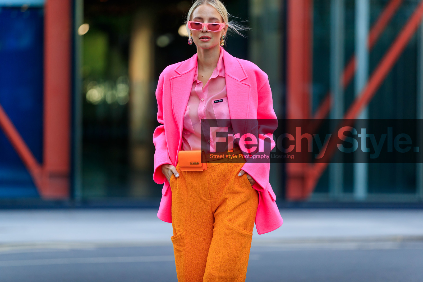 leonie hanne, color block look, neon pink jacket, oversize jacket, miu miu shirt, neon pink shirt, pink sunglasses, future shape sunglasses, sheer shirt, orange pants, oversize pants, jacquemus bag, mini bag, belt bag, orange leather bag, animal skin bag, strassed earrings, big earrings, fashion week, frenchystyle, FW, jonathan paciullo, street style, atmosphere details, horizontal, detail