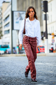 nina urgell cloquell, white shirt, white t-shirt, burgundy leather pants, laced pants, brown leather bag, brown leather boots, shoulder bag, animal skin bag, animal skin boots, fashion week, frenchystyle, FW, jonathan paciullo, street style, PFW, PARIS, SPRING SUMMER 2021, SS 21, vertical, full length