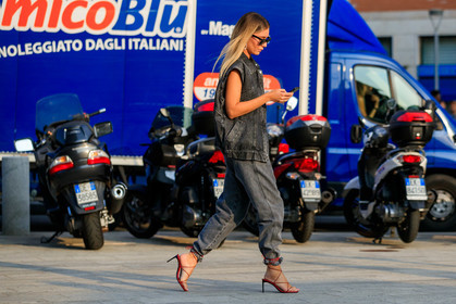 chiara capitani, denim total look, denim jacket, denim, grey jeans, carrot pants, sleeveless jacket, loose jacket, loose jeans, loose pants, high heels sandals, red leather sandals, multi straps sandals, fashion week, frenchystyle, FW, jonathan paciullo, street style, MFW, MILAN, SPRING SUMMER 2020, SS 20