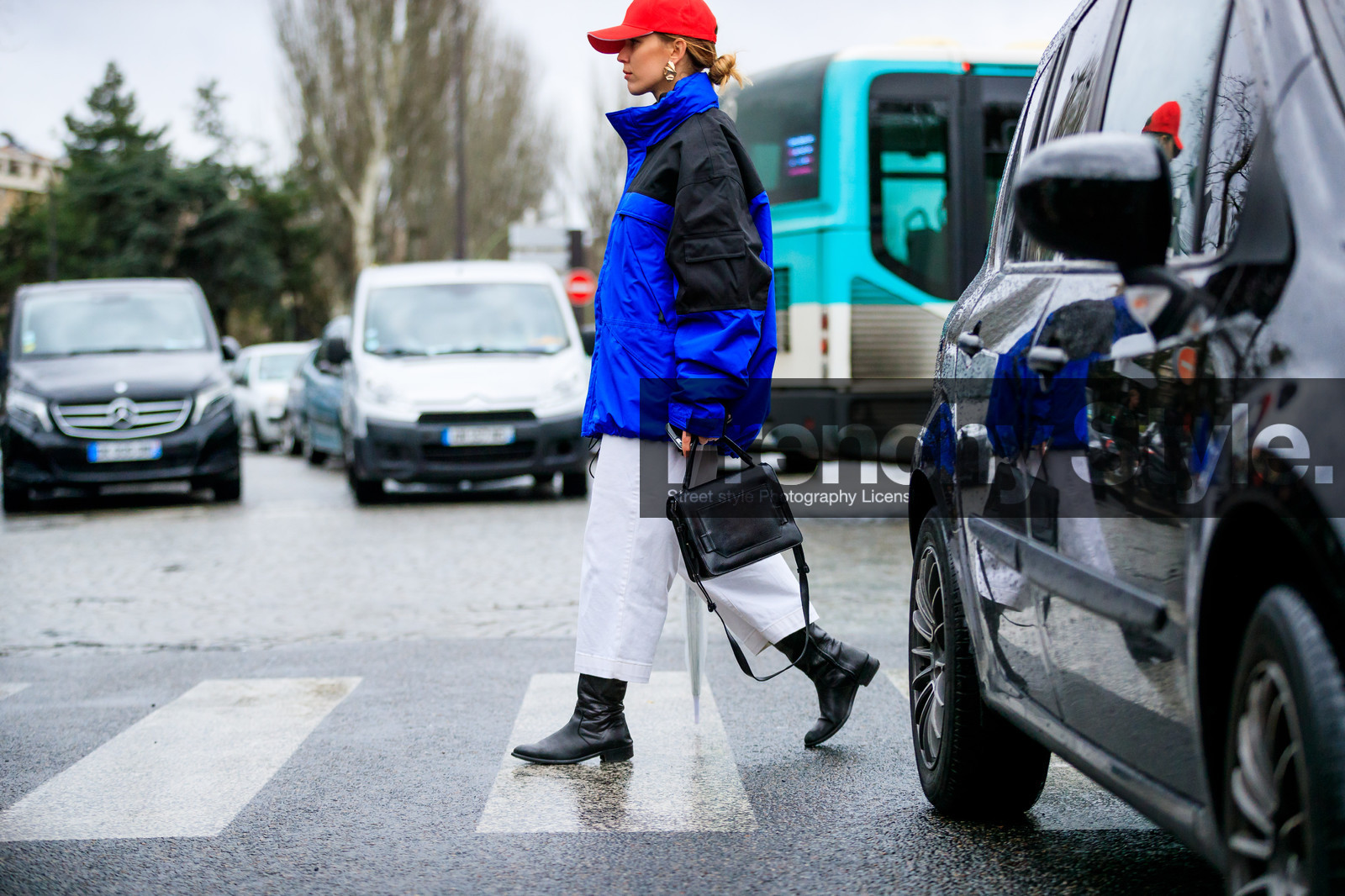 atmosphere details, AUTUMN WINTER 2017-2018, AW 17-18, black bag, black shoes, blue jacket, detail, FALL WINTER 2017-2018, fashion week, frenchystyle, FW, FW 17-18, horizontal, jonathan paciullo, leather bag, leather shoes, PARIS, PFW, red cap, street style, trousers, white pants