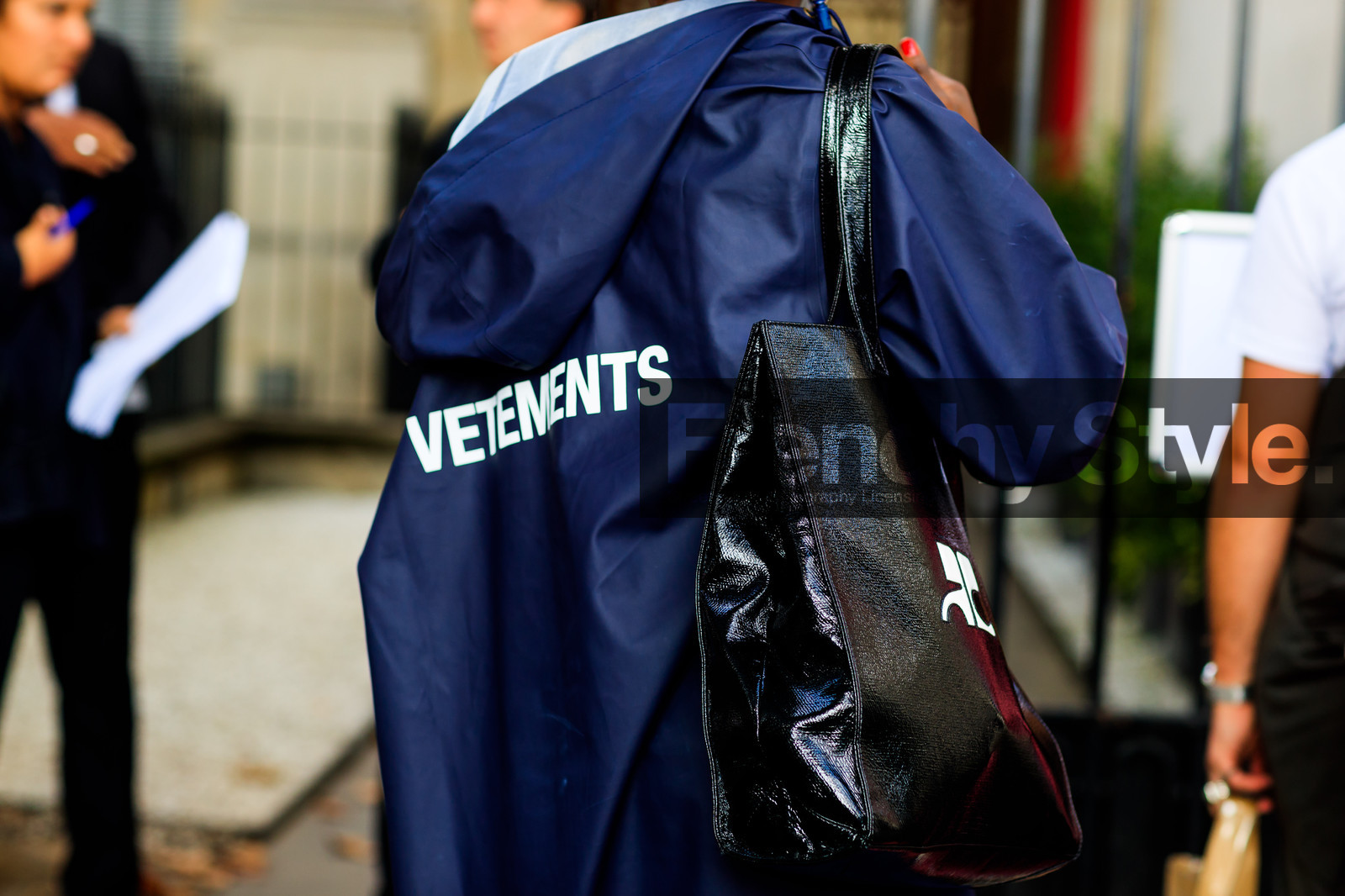 atmosphere details, black bag, blue coat, courrèges, detail, fashion week, frenchystyle, FW, horizontal, jonathan paciullo, leather bag, PARIS, PFW, raincoat, SPRING SUMMER 2018, SS 18, street style, vinyl, vêtements