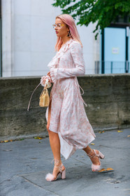 dyed hair, earrings, fashion week, frenchystyle, full length, FW, high heels, jonathan paciullo, julia k, leather shoes, MENSWEAR, off the shoulder, PARIS, PFW, pink dress, pink hair, pink shoes, ruffles, SPRING SUMMER 2018, SS 18, street style, sunglasses, vertical