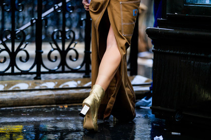 atmosphere details, AUTUMN WINTER 2017-2018, AW 17-18, back detail, brown skirt, carhartt, detail, FALL WINTER 2017-2018, fashion week, frenchystyle, FW, FW 17-18, golden boots, high heels, horizontal, jonathan paciullo, leather shoes, PARIS, PFW, shiny shoes, street style