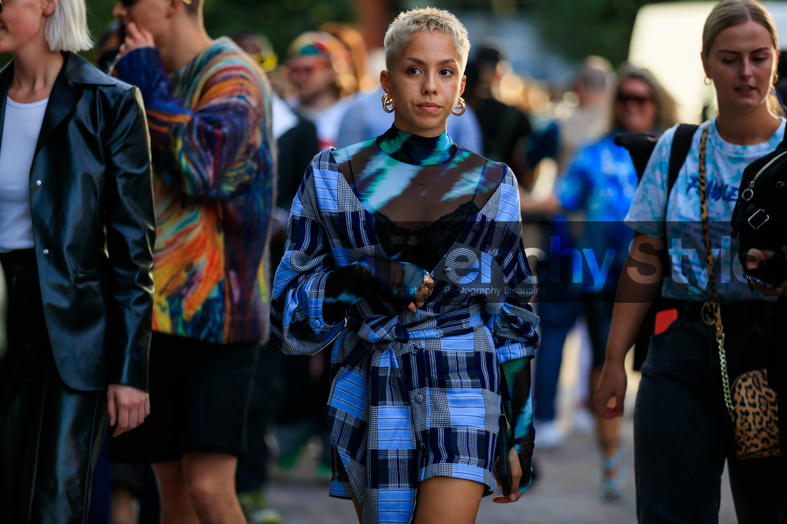 dyed hair, short hair, hair details, multi earrings, golden earrings, turtleneck top, sheer top, tie and dye top, black and green top, black bra, shirt dress, low necked dress, light blue dress, checked dress, long sleeves top, mini dress, fashion week, frenchystyle, FW, jonathan paciullo, street style, atmosphere details, horizontal, detail