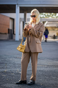 bag, beige blazer, beige pants, black loafers, black mocassins, blazer, leather bag, loafers, mocassins, pants, smartphone, statement shoes, suit, sunglasses, yellow bag, street style, jonathan paciullo, FW, frenchystyle, fashion week, PFW, PARIS, SPRING SUMMER 2022, SS 22, vertical, full length, model
