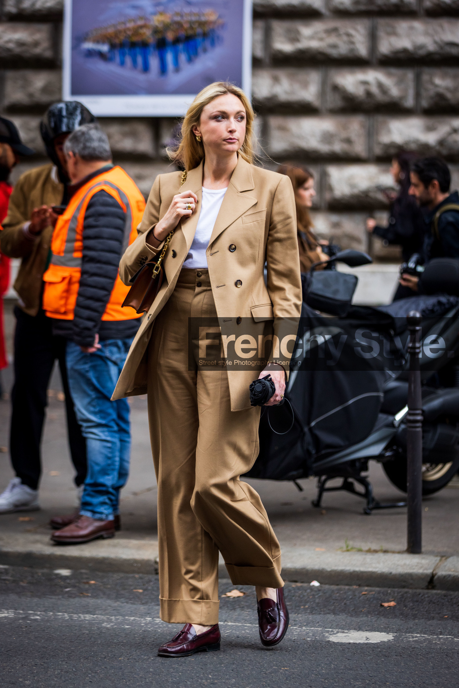 blazer, burgundy mocassins, camel blazer, camel pants, camel suit, flare pants, Jane McFarland, loafers, mocassins, pants, suit, white t-shirt, street style, jonathan paciullo, FW, frenchystyle, fashion week, PFW, PARIS, SPRING SUMMER 2022, SS 22, vertical, full length
