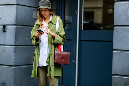 atmosphere details, bordeaux, burgundy, detail, fashion week, frenchystyle, FW, green hat, green jacket, green pants, horizontal, iphone, jonathan paciullo, leather bag, LFW, LONDON, red bag, SPRING SUMMER 2017, SS 17, street style, trousers, white shirt, woman