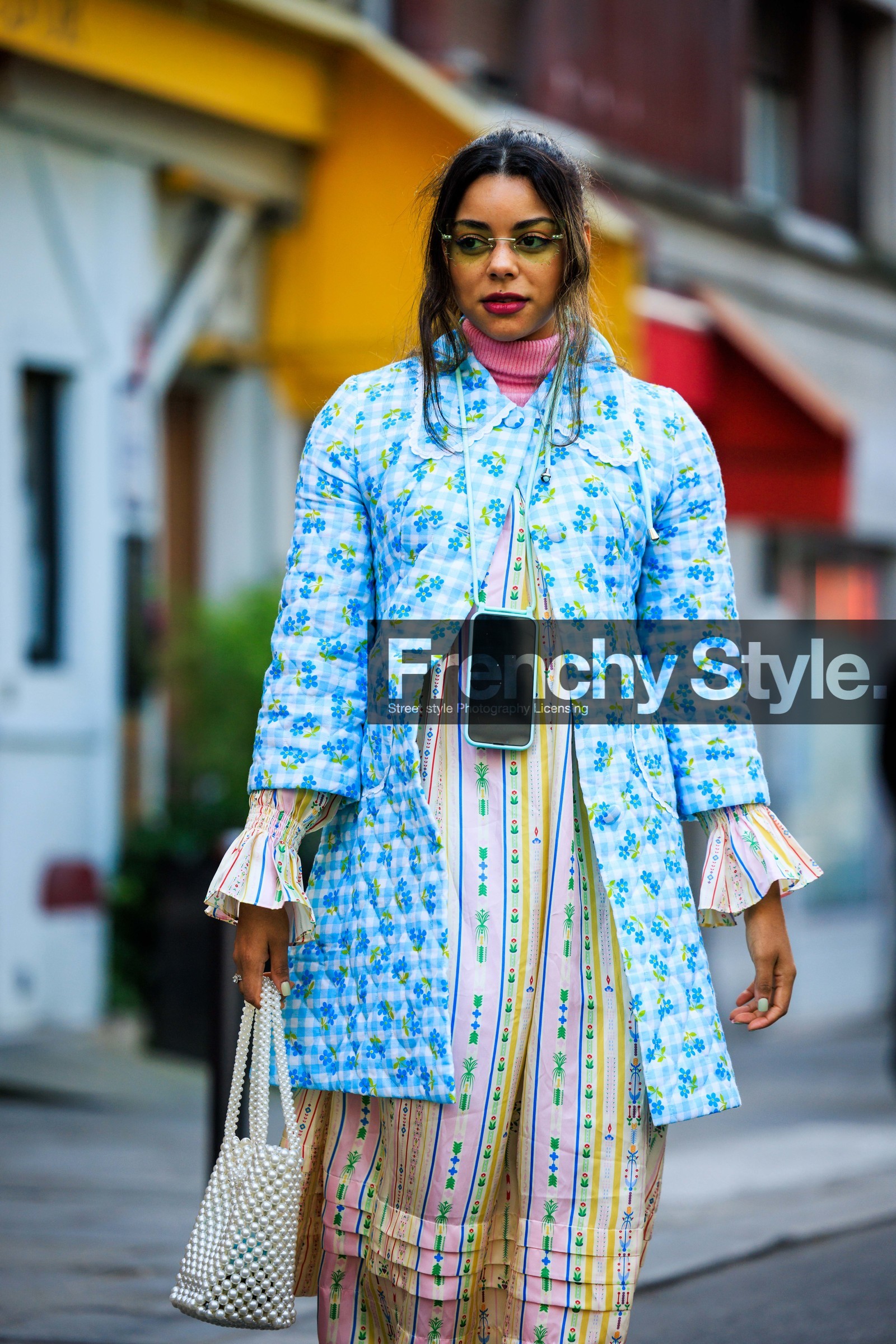 flower print coat, sky blue coat, printed coat, yellow glasses, pink turtleneck, printed dress, flower dress, pastel color dress, pearl bag, multiprint look, phone bag, street style, jonathan paciullo, FW, frenchystyle, fashion week, AUTUMN WINTER 2022-2023, FALL WINTER 2022_2023, FW 22-23, PFW, PARIS, vertical, detail