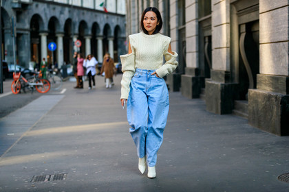 yoyo cao, blue jeans, white pullover, openwork pullover, light blue jeans, oversize jeans, mom jeans, fashion week, frenchystyle, FW, jonathan paciullo, street style, MFW, MILAN, AUTUMN WINTER 2020-2021, FALL WINTER 2020-2021, FW 20-21, horizontal, atmosphere details, full length