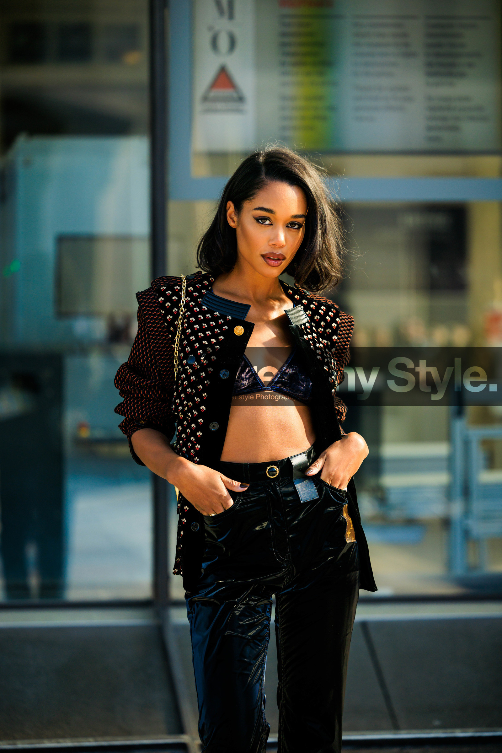 louis vuitton, short hair, black jacket, leather jacket, black trousers, velvet bra, chain handbag, pattent trousers, printed jacket, cat eye, make up, laura harrier, street style, jonathan paciullo, FW, frenchystyle, fashion week, AUTUMN WINTER 2022-2023, FALL WINTER 2022_2023, FW 22-23, PFW, PARIS, vertical, detail