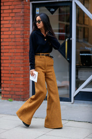 jana hofheimer, rayban sunglasses, polo collar pullover, black pullover, yellow pants, checked pants, flare pants, high waist pants, black leather belt, plaited belt, belted pants, black sunglasses, fashion week, frenchystyle, FW, jonathan paciullo, street style, LFW, LONDON, AUTUMN WINTER 2020-2021, FALL WINTER 2020-2021, FW 20-21, vertical, full length