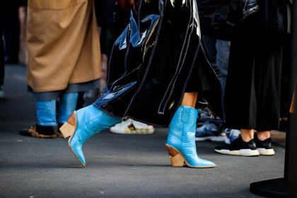 black coat, blue shoes, high heels, leather coat, leather shoes, trench coat, vinyl, fashion week, frenchystyle, FW, jonathan paciullo, street style, MFW, MILAN, AUTUMN WINTER 2019-2020, AW 19-20, FALL WINTER 2019-2020, FW 19-20, atmosphere details, detail, horizontal