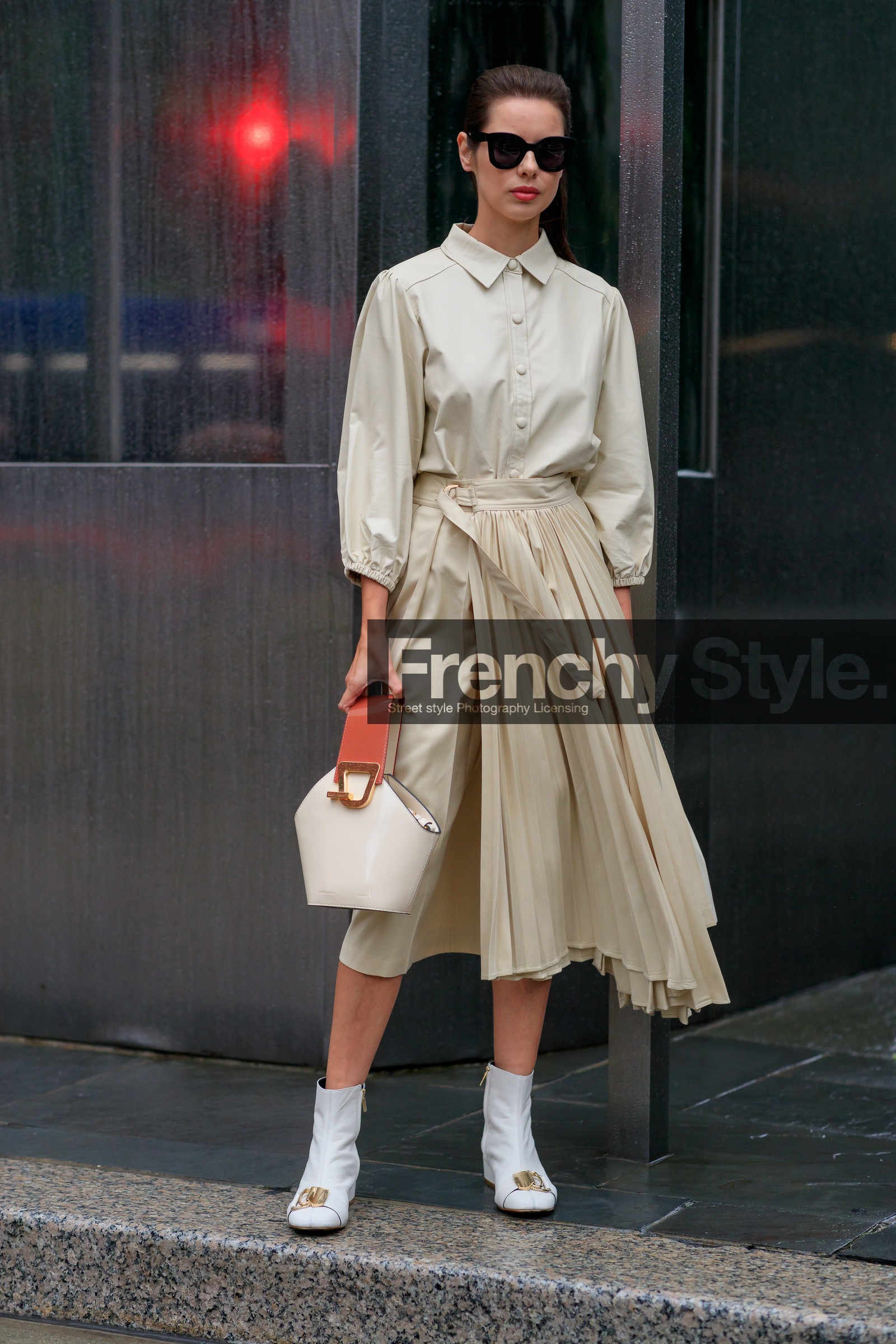 beige shirt, beige skirt, danse lente, high waist, leather bag, leather shoes, pleated skirt, sunglasses, white bag, white shoes, fashion week, frenchystyle, FW, jonathan paciullo, street style, NEW YORK, NYFW, SPRING SUMMER 2020, SS 20, vertical, full length