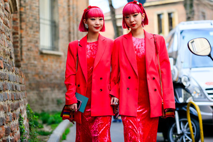 Ami and Aya Suzuki, blazer, dyed hair, earrings, eyeliner, headband, leather bag, pink dress, pink hair, pink jacket, red lips, tone on tone, total look pink, velvet, MILAN, MFW, fashion week, frenchystyle, FW, jonathan paciullo, street style, AUTUMN WINTER 2019-2020, AW 19-20, FALL WINTER 2019-2020, FW 19-20, atmosphere details, detail, horizontal