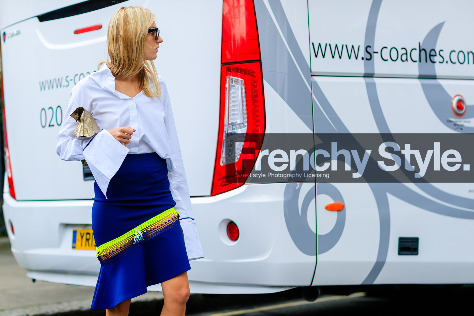 asymetric, atmosphere details, camille charriere, detail, fashion week, fluo, frenchystyle, FW, gold bag, graphic skirt, horizontal, jonathan paciullo, leather bag, LFW, LONDON, metallic bag, navy skirt, open work, shiny bag, SPRING SUMMER 2017, SS 17, street style, sunglasses, white shirt, woman