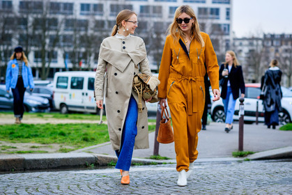 alexandra carl, atmosphere details, AUTUMN WINTER 2017-2018, AW 17-18, beige bag, beige coat, brocard, camille charriere, embroidered bag, FALL WINTER 2017-2018, fashion week, frenchystyle, full length, FW, FW 17-18, high heels, horizontal, jonathan paciullo, leather bag, leather shoes, loewe, orange bag, orange jumpsuit, orange shoes, PARIS, PFW, printed bag, street style, sunglasses, trench coat, trousers, white boots