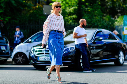 atmosphere details, black bag, black belt, blue denim, denim skirt, fashion week, frenchystyle, full length, FW, graphic shirt, high heels, horizontal, jonathan paciullo, leather bag, leather belt, leather shoes, levis, lisa aiken, PARIS, PFW, SPRING SUMMER 2017, SS 17, street style, striped shirt, sunglasses, white shirt