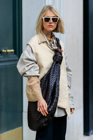 linda tol, black leather loafers, brown leather bag, plaid shirt, plaited bag, plaited leather bag, green shirt, lavalliere collar, layered jacket, layered shirt, tol sunglasses, white sunglasses, big sunglasses, bottega veneta bag, crossbody bag, big bag, fashion week, frenchystyle, FW, jonathan paciullo, street style, PFW, PARIS, vertical, atmosphere details, detail