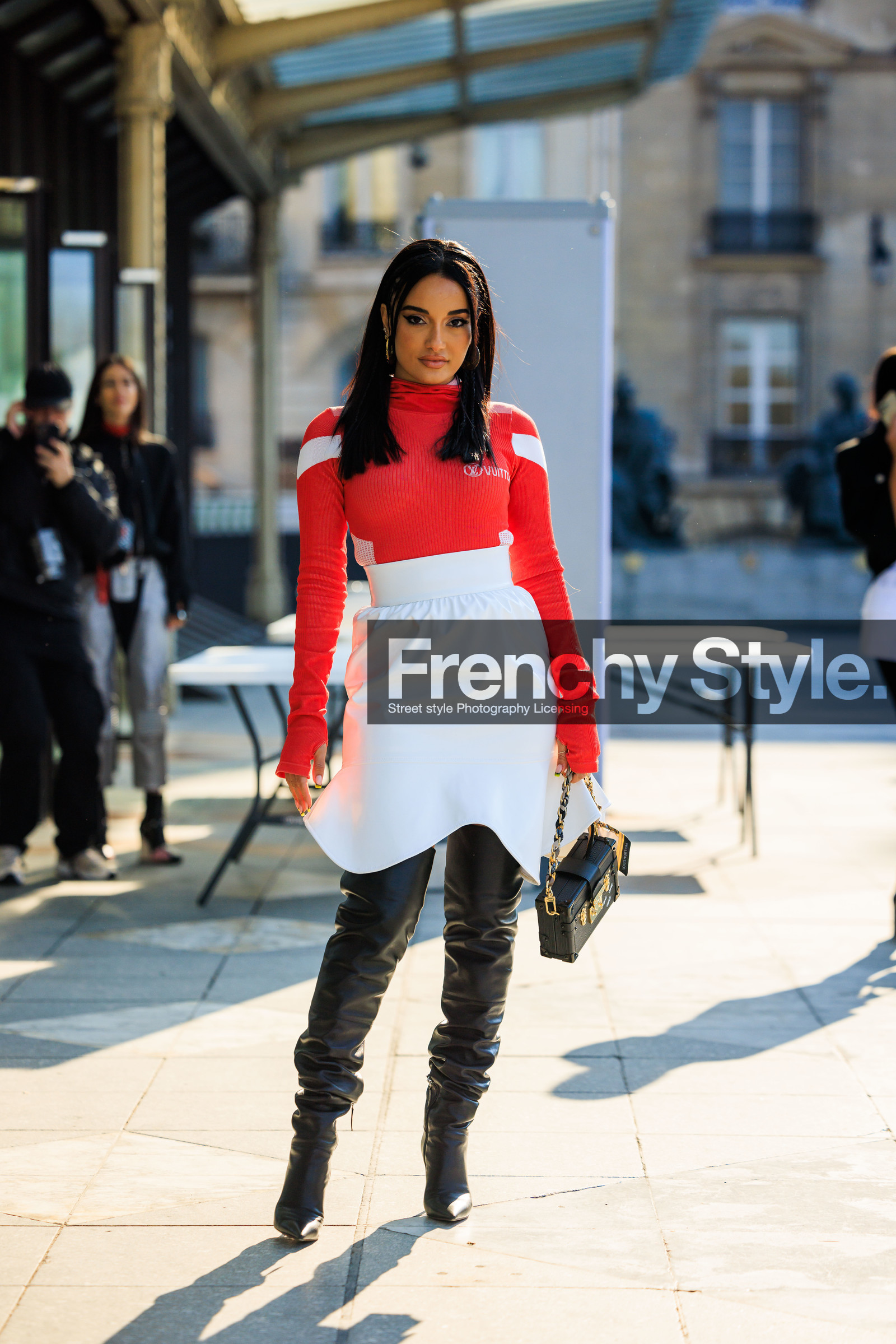 back, golden loops, louis vuitton, black boots, louis vuitton bag, leather bag, clutch bag, red sweat, sports jacket, white skirt, ruffle skirt, midi skirt, amina muaddi, street style, jonathan paciullo, FW, frenchystyle, fashion week, AUTUMN WINTER 2022-2023, FALL WINTER 2022_2023, FW 22-23, PFW, PARIS, full length, vertical