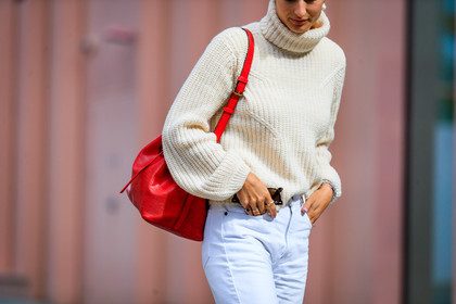 denim pants, jeans, leather bag, red bag, rings, trousers, white denim, white knit, fashion week, frenchystyle, FW, jonathan paciullo, street style, LFW, LONDON, SPRING SUMMER 2019, SS 19, atmosphere details, horizontal, detail