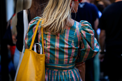 checked dress, plaid dress, balloon sleeves, yellow leather bag, shoulder bag, back details, fashion week, frenchystyle, FW, jonathan paciullo, street style, atmosphere details, horizontal, detail