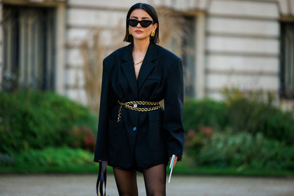 dotted coat, black coat, short hair, pleated skirt, black skirt, longskirt, gucci bottines, black boots, winter boots, black handbag, leather bag, black boots, combat boots, black bag, tote bag, schiaparelli, total black look, fashion week, frenchystyle, FW, jonathan paciullo, street style, PARIS, PFW, SPRING SUMMER 2022, SS 22, atmosphere details, detail, horizontal