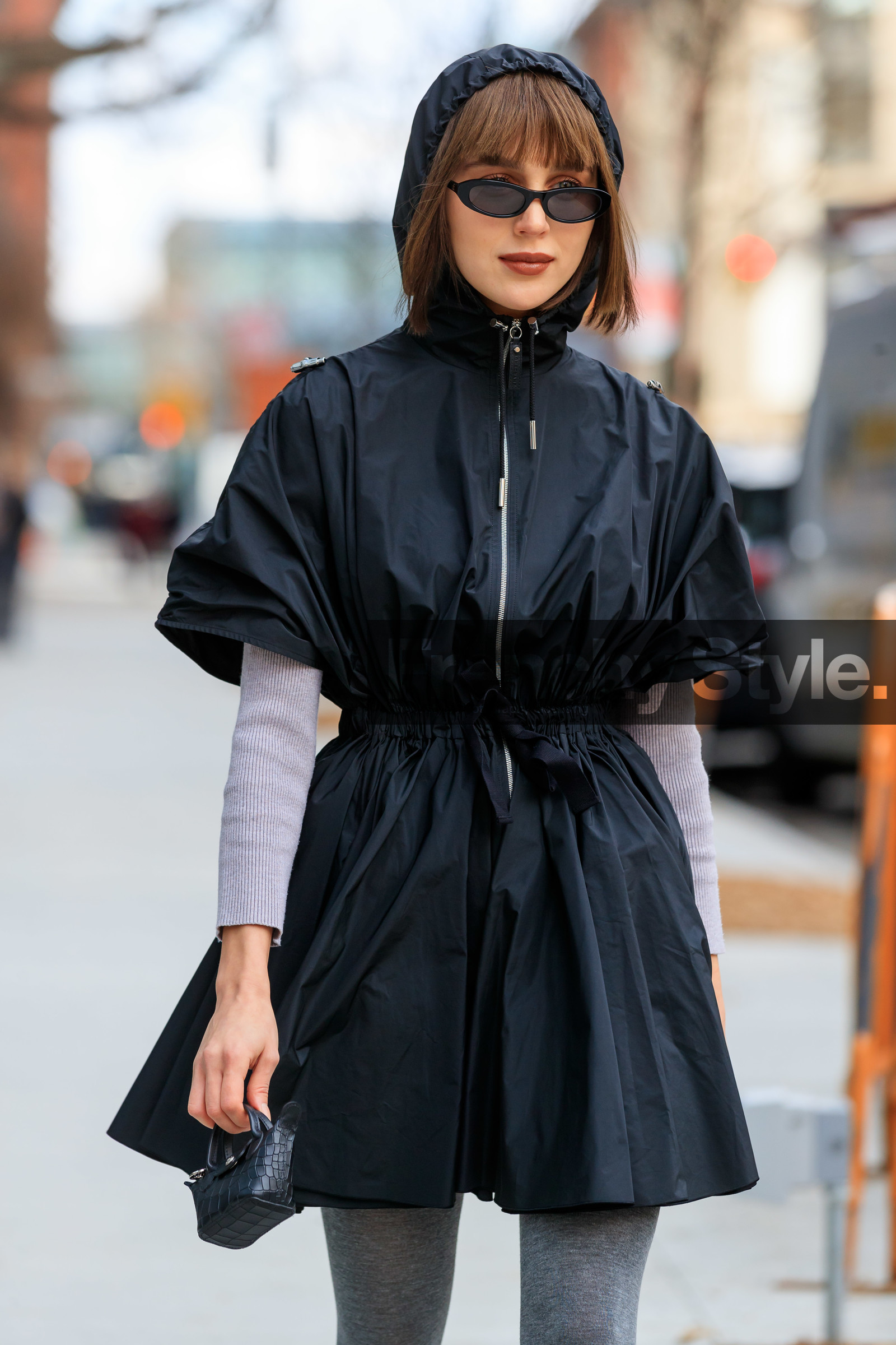 mary leest, black hoodie, black dress, black jacket, raincoat, jacket dress, zipped jacket, zipped dress, grey tights, belted jacket, belted dress, black leather bag, mini bag, animal skin bag, longchamp bag, black sunglasses, butterfly sunglasses, fashion week, frenchystyle, FW, jonathan paciullo, street style, FALL WINTER 2020-2021, AUTUMN WINTER 2020-2021, FW 20-21, vertical, atmosphere details, detail, NYFW, NEW YORK