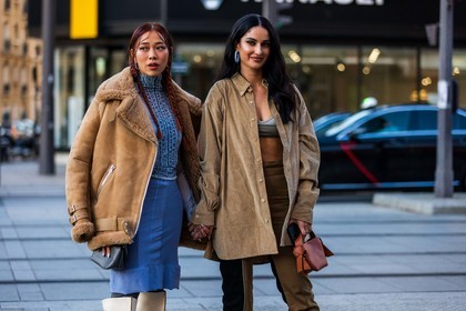acne bag, acne studios look, bag, beige shirt, bicolor pants, blue earrings, bra, brown bag, corduroy shirt, earrings, Fiona Zanetti, hoops, kakhi bra, kakhi pants, leather bag, pants, shirt, slipt pants, zipped pants, beige coat, beige jacket, blue skirt, blue top, blue turtleneck, boots, coat, jacket, leather boots, Louisa Meng, print, printed top, skirt, suede coat, suede jacket, top, turtleneck, white boots, street style, jonathan paciullo, FW, frenchystyle, fashion week, PFW, PARIS, SPRING SUMMER 2022, SS 22, horizontal, atmosphere details