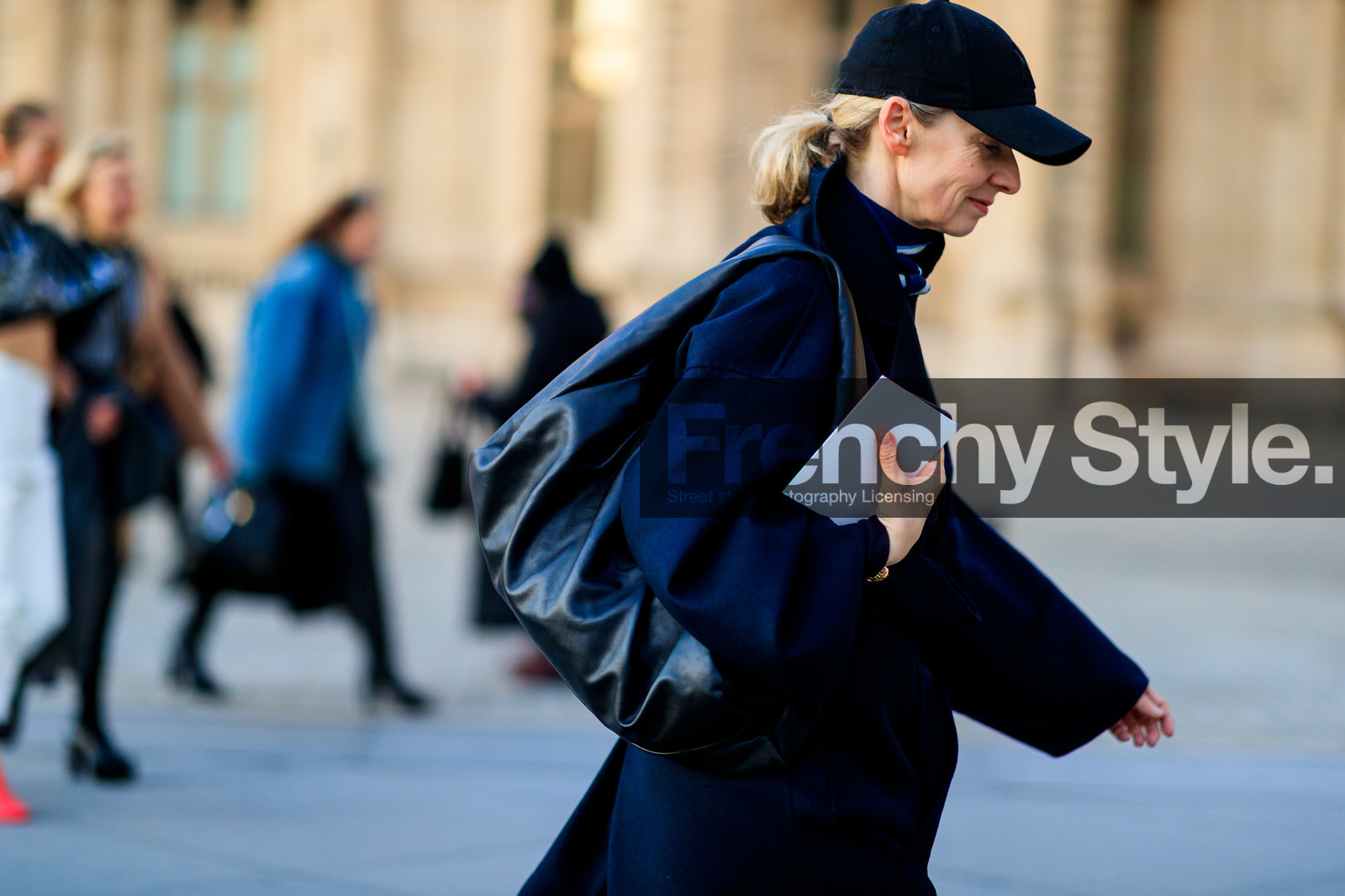suzanne koller, black cap, black leather bag, shoulder bag, bottega veneta bag, navy blue coat, navy blue pullover, turtleneck pullover, navy blue scarf, light blue scarf, striped scarf, fashion week, frenchystyle, FW, jonathan paciullo, street style, PFW, PARIS, horizontal, atmosphere details, detail