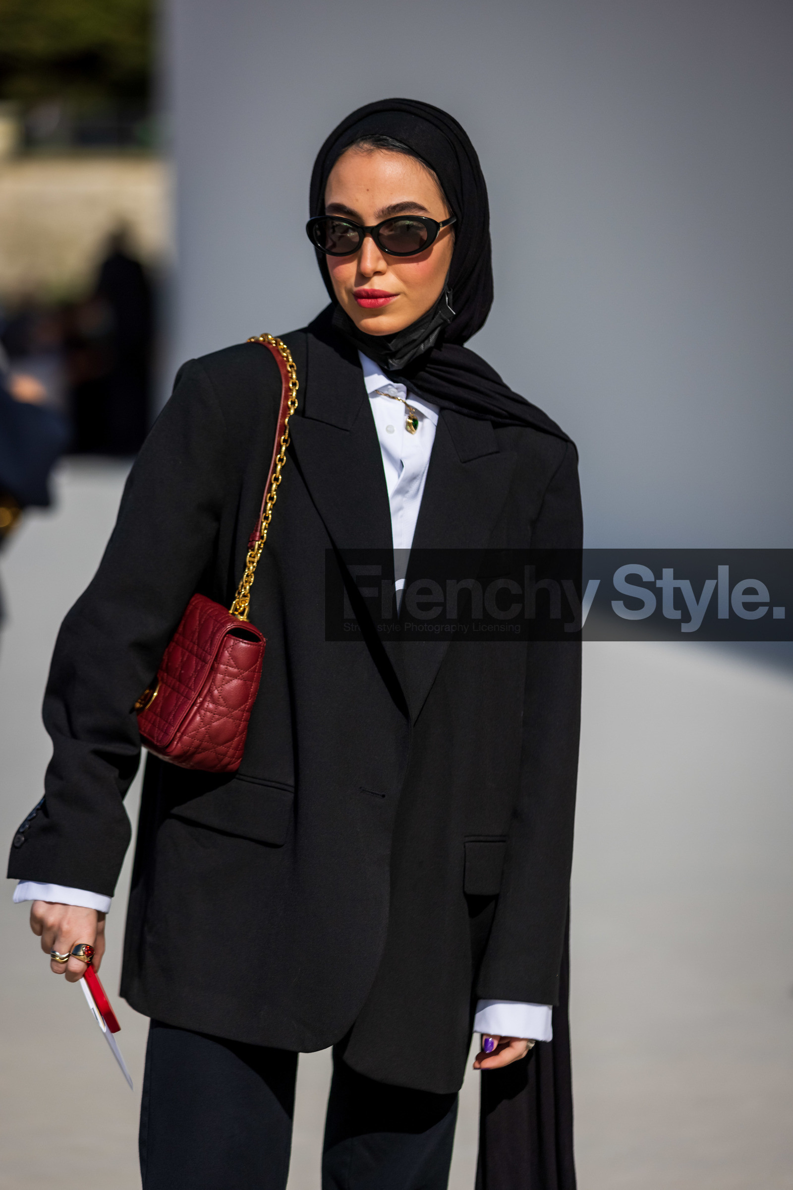 bag, black blazer, black pants, black sunglasses, blazer, chain bag, dior bag, hijab, Leena Al Ghouti, pants, quilted bag, red bag, shirt, sunglasses, white shirt, street style, jonathan paciullo, FW, frenchystyle, fashion week, PFW, PARIS, SPRING SUMMER 2022, SS 22, vertical, atmosphere details