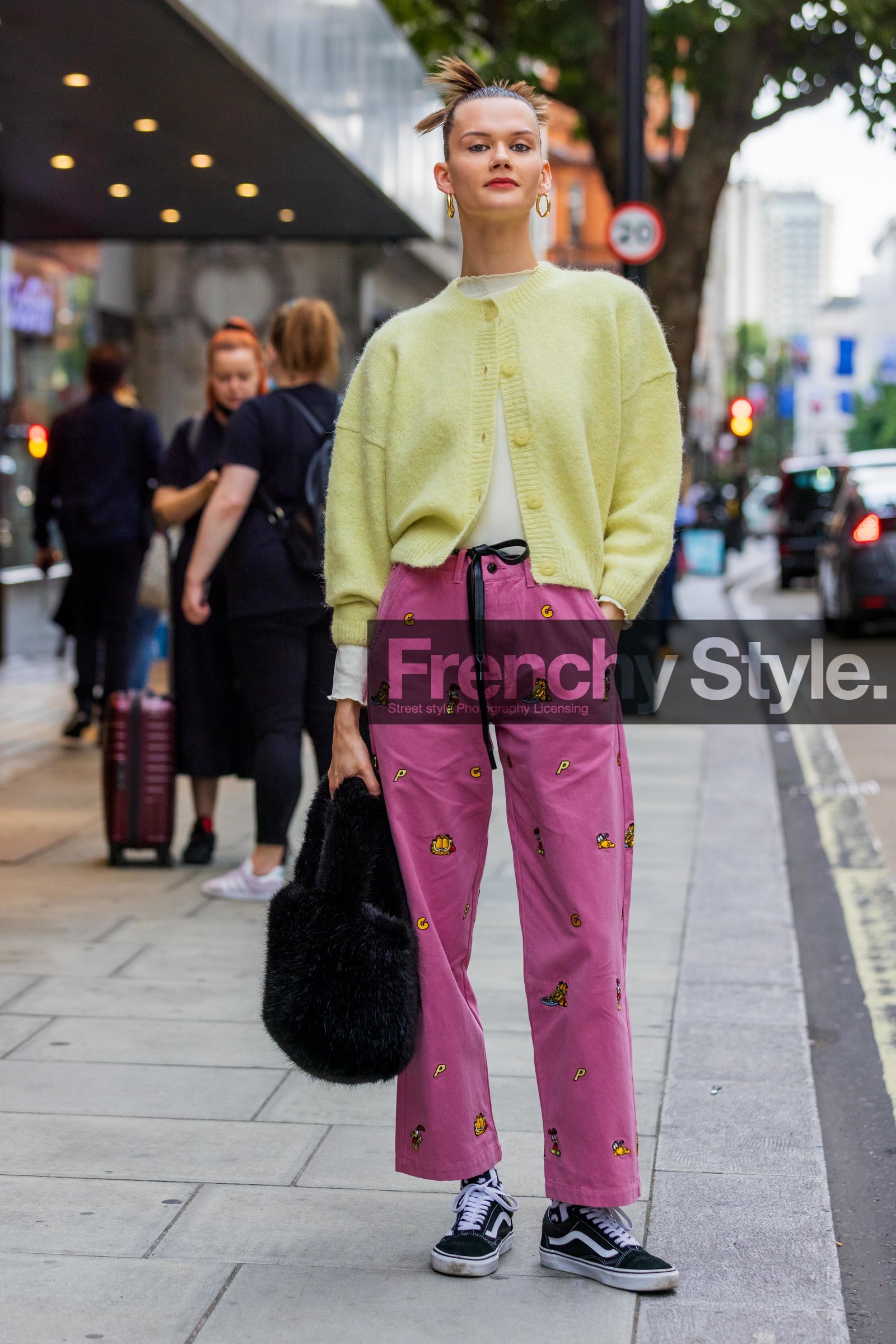 Daniela Kocianova, knits, cardigan, yellow, pink, trousers, pants, high waisted, vans, black, cabas bag, furry bag, handbag, loops, print, fashion week, frenchystyle, FW, jonathan paciullo, street style, SPRING SUMMER 2022, SS 22, LFW, LONDON, vertical, full length, model