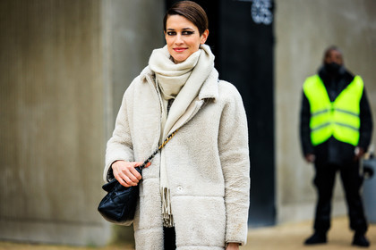 chanel, crossbody bag, chanel bag, big handbag, oatmeal coat, scarf, cozy coat, oatmeal scarf, black pants, chanel paper bag, smoky eyes, fashion week, frenchystyle, FW, jonathan paciullo, street style, PARIS, PFW, SPRING SUMMER 2022, SS 22, atmosphere details, detail, horizontal, model