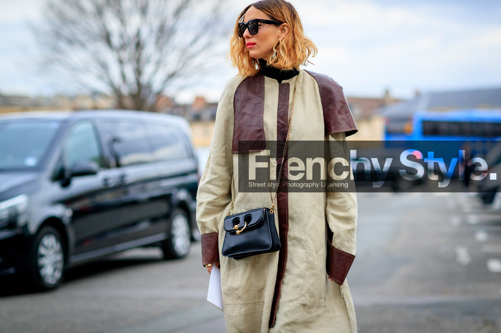 atmosphere details, AUTUMN WINTER 2017-2018, AW 17-18, beige coat, black bag, candela novembre, detail, FALL WINTER 2017-2018, fashion week, frenchystyle, FW, FW 17-18, horizontal, jonathan paciullo, jw anderson, leather bag, PARIS, PFW, street style, sunglasses