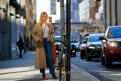 sabina socol, beige trench coat, camel suede boots, brown leather bag, crossbody bag, tory burch bag, blue jeans, cropped jeans, flare jeans, white top, orange trench coat, fashion week, frenchystyle, FW, jonathan paciullo, street style, FALL WINTER 2020-2021, AUTUMN WINTER 2020-2021, FW 20-21, horizontal, atmosphere details, full length, NYFW, NEW YORK