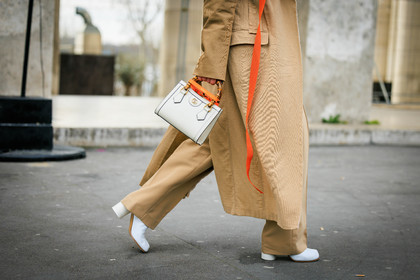 gucci handbag, white handbag, bamboo bag, white handbag, leather bag, details, beige trench, white boots, tabi boots, margiela boots, alice & j.s, alice barbier, fashion week, frenchystyle, FW, jonathan paciullo, street style, AUTUMN WINTER 2022-2023, FALL WINTER 2022_2023, FW 22-23, PFW, PARIS, horizontal, atmosphere details, detail